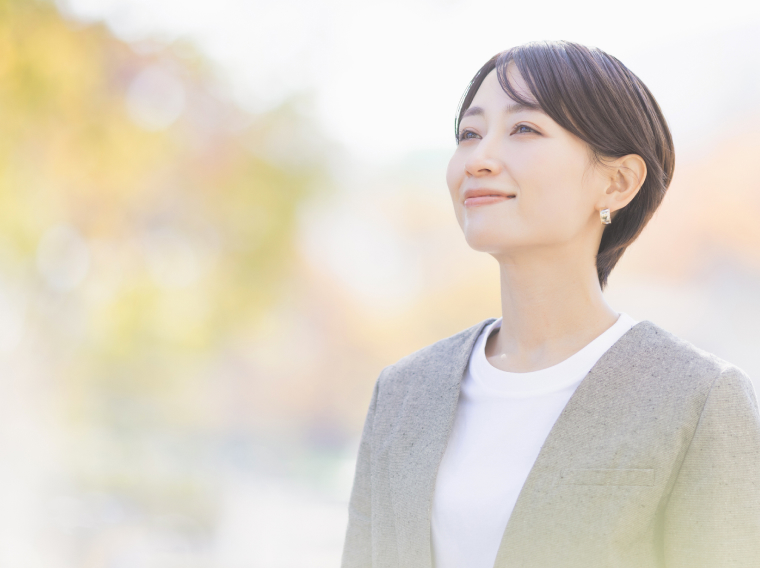 微笑んでいる女性スタッフ